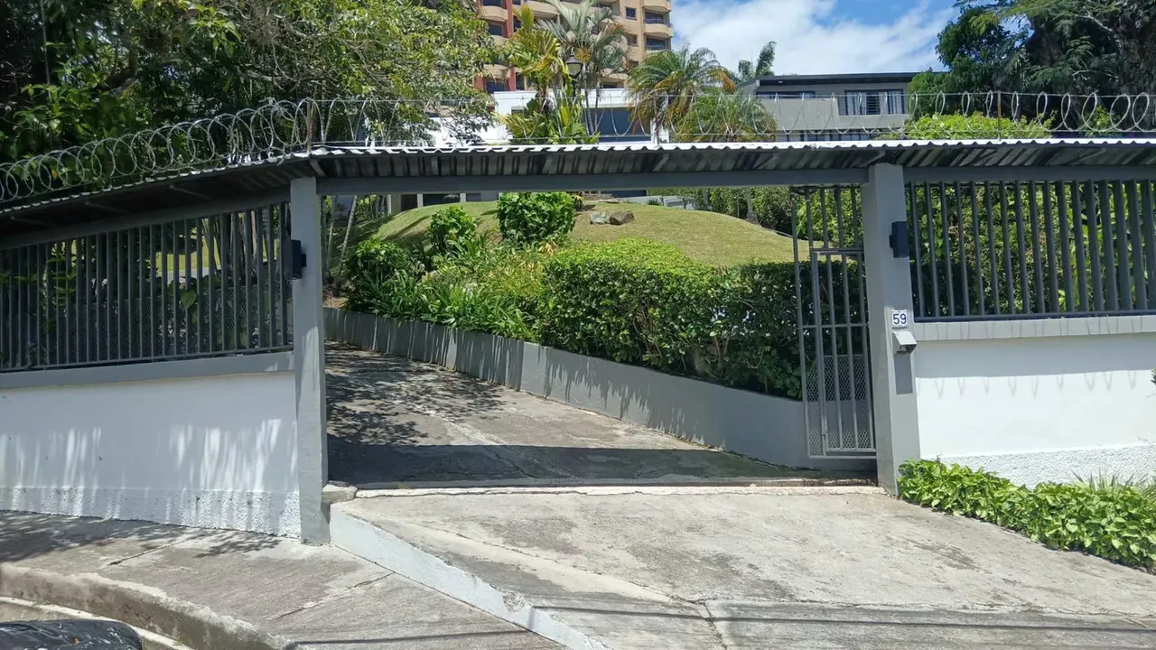 Impressive mansion for sale in San Rafael de Escazú. Located in a prestigious residential area, with access in just a few minutes to Escazú center, Santa Ana, route 27, among many ... — photo 3