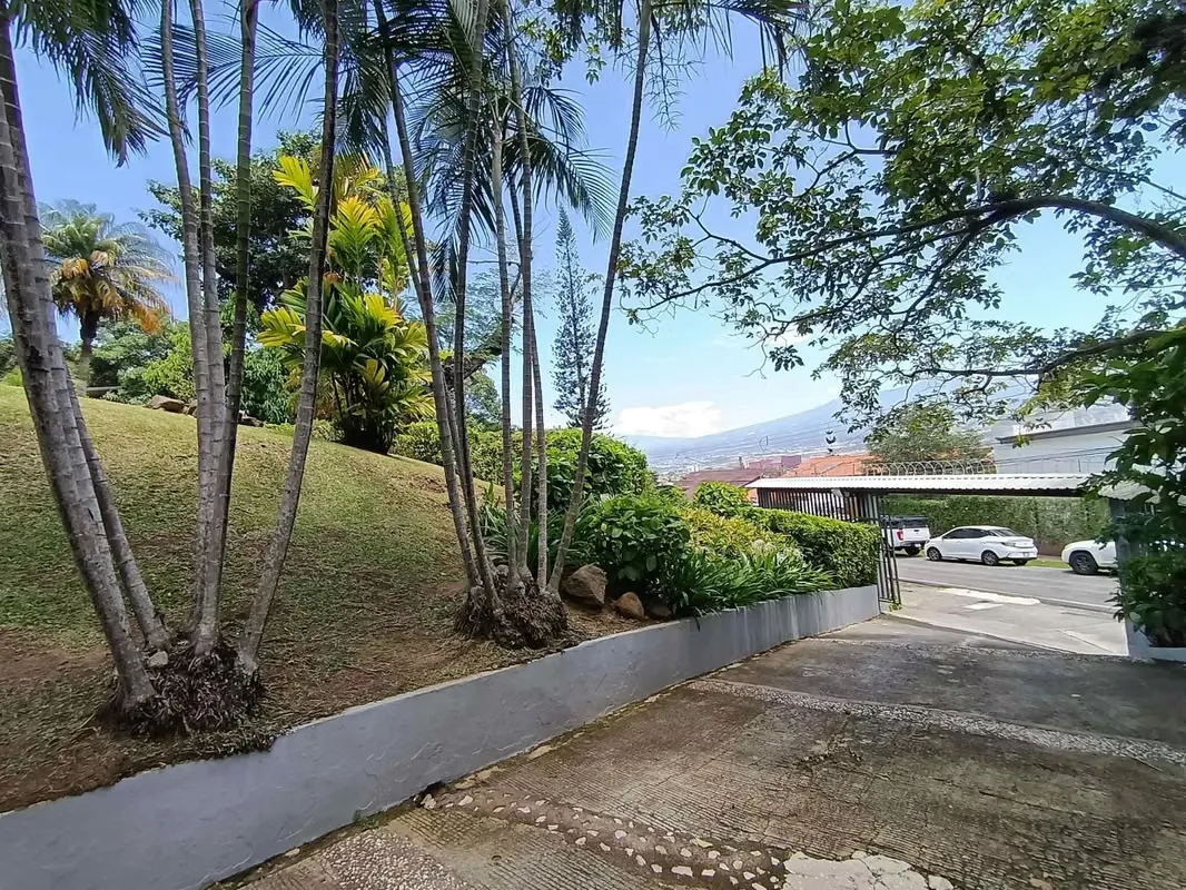 Impressive mansion for sale in San Rafael de Escazú. Located in a prestigious residential area, with access in just a few minutes to Escazú center, Santa Ana, route 27, among many ... — photo 5