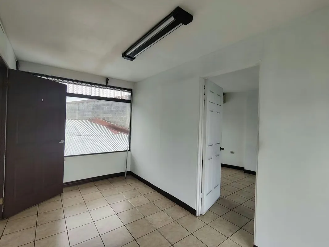 Ubicado en una excelente zona de Barrio Luján, este edificio de oficinas se encuentra a pocas cuadras del centro de San José y del sector judicial, con fácil acceso a la ... — photo 2