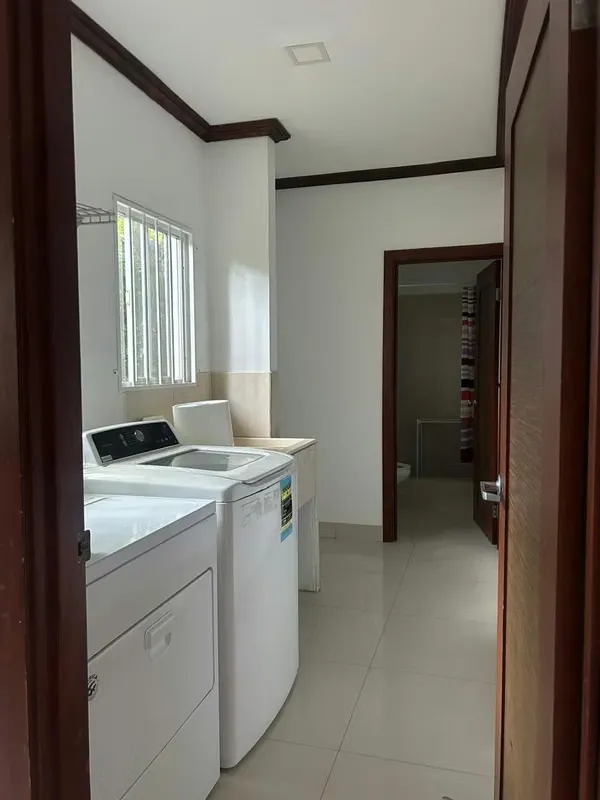 Ubicada en uno de los residenciales más exclusivos y cotizados del oeste de San José, esta hermosa casa de una ... — photo 5