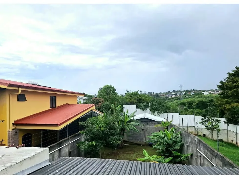 Se vende casa en residencial abierto, de dos niveles en Los Angeles de Santo Domingo de Heredia. Cuenta con una habitacion en el primer piso`con baño ...