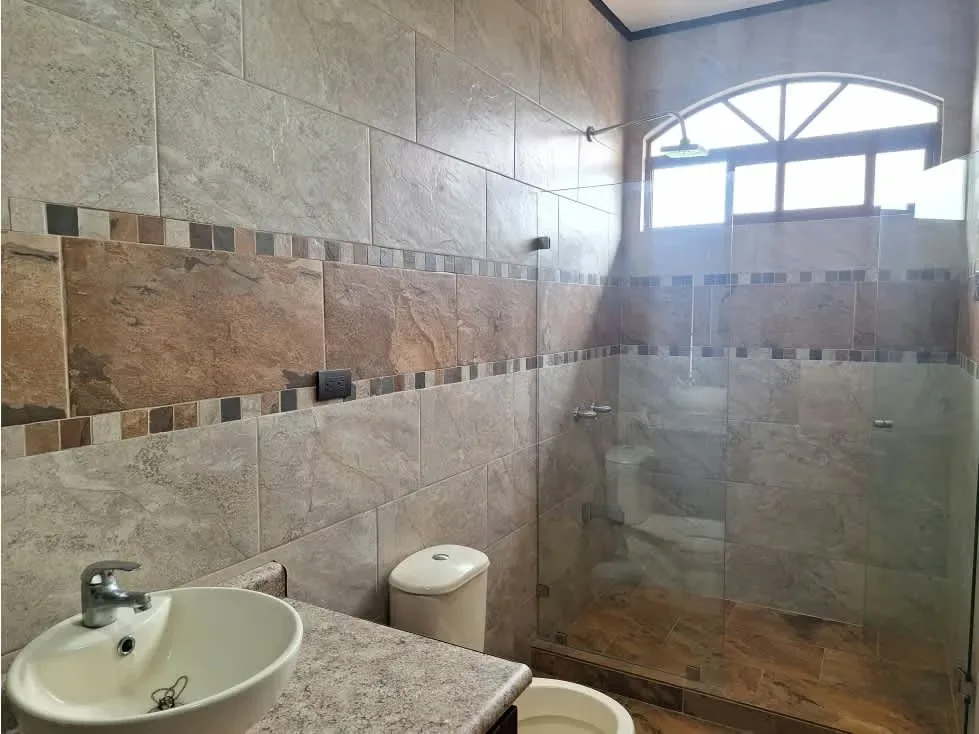 Se vende casa en residencial abierto, de dos niveles en Los Angeles de Santo Domingo de Heredia. Cuenta con una habitacion en el primer piso`con baño ... — photo 2