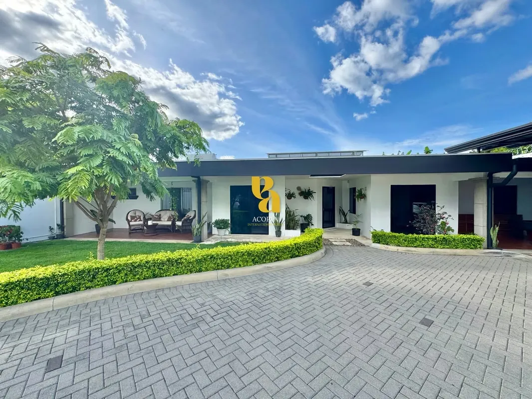 Large house for sale in a condominium in Pozos Sur, Santa Ana