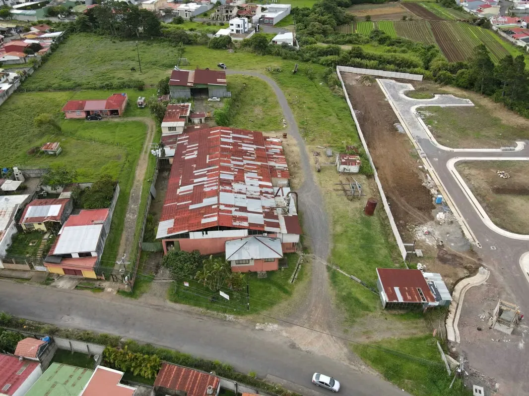 This completely flat property is located in a quiet and safe area, just minutes from major convenience and service ...
