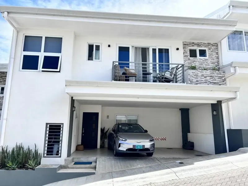 For Sale: Comfort, Style, and Amenities in a Private Gated Community 212m² Home