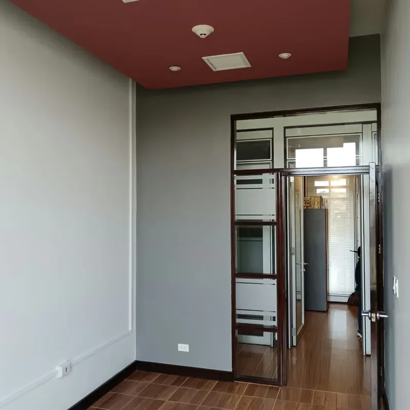Se comparte espacio para oficina en Curridabat, excelente ubicación y accesibilidad.