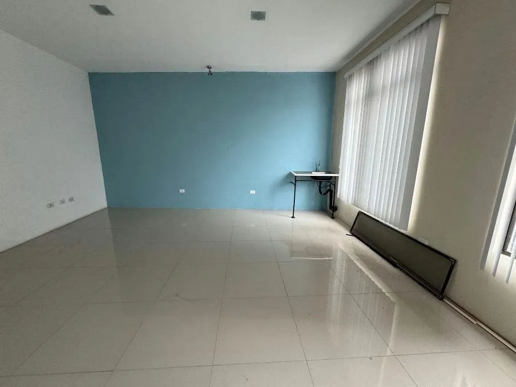 Oficina en segundo piso, edificio Lomas de ayarco