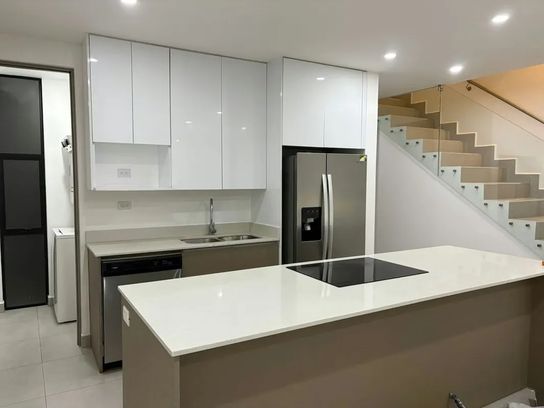 Escazú - Casa en condominio de 3 habitaciones - Amueblada - Disponible en agosto