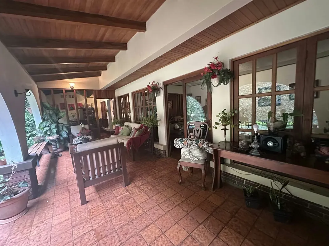 Amplia y elegante casa en venta con excelente distribución y mantenimiento!