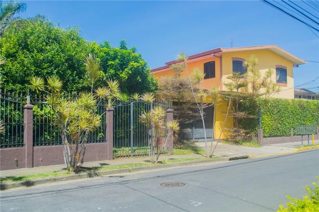 La casa se ubica en la zona céntrica de Sabanilla, muy cerca de la UNCED, y de todo el comercio de importancia. La casa cuenta con cochera techada para tres vehículos, al ingreso un ...