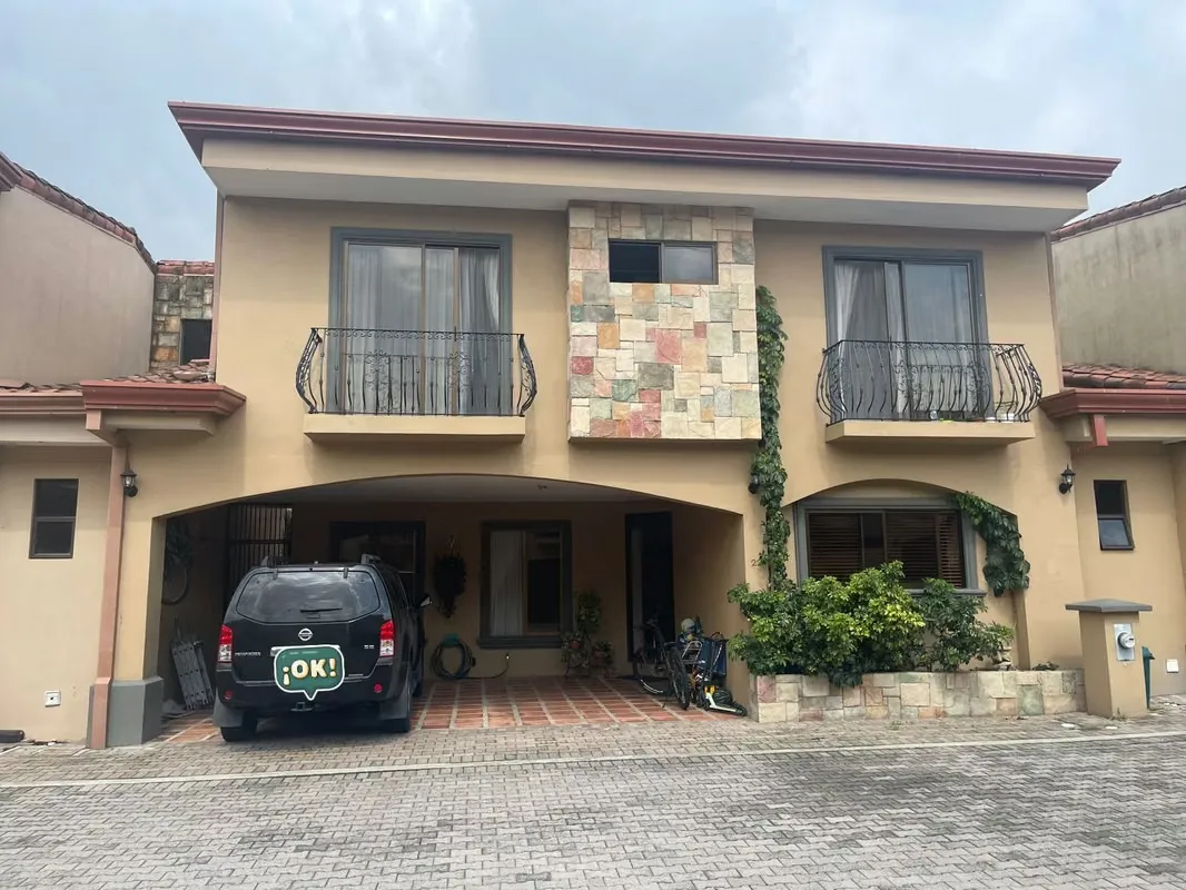 LC - Venta de Casa en Condominio, Sabanilla. - 35682