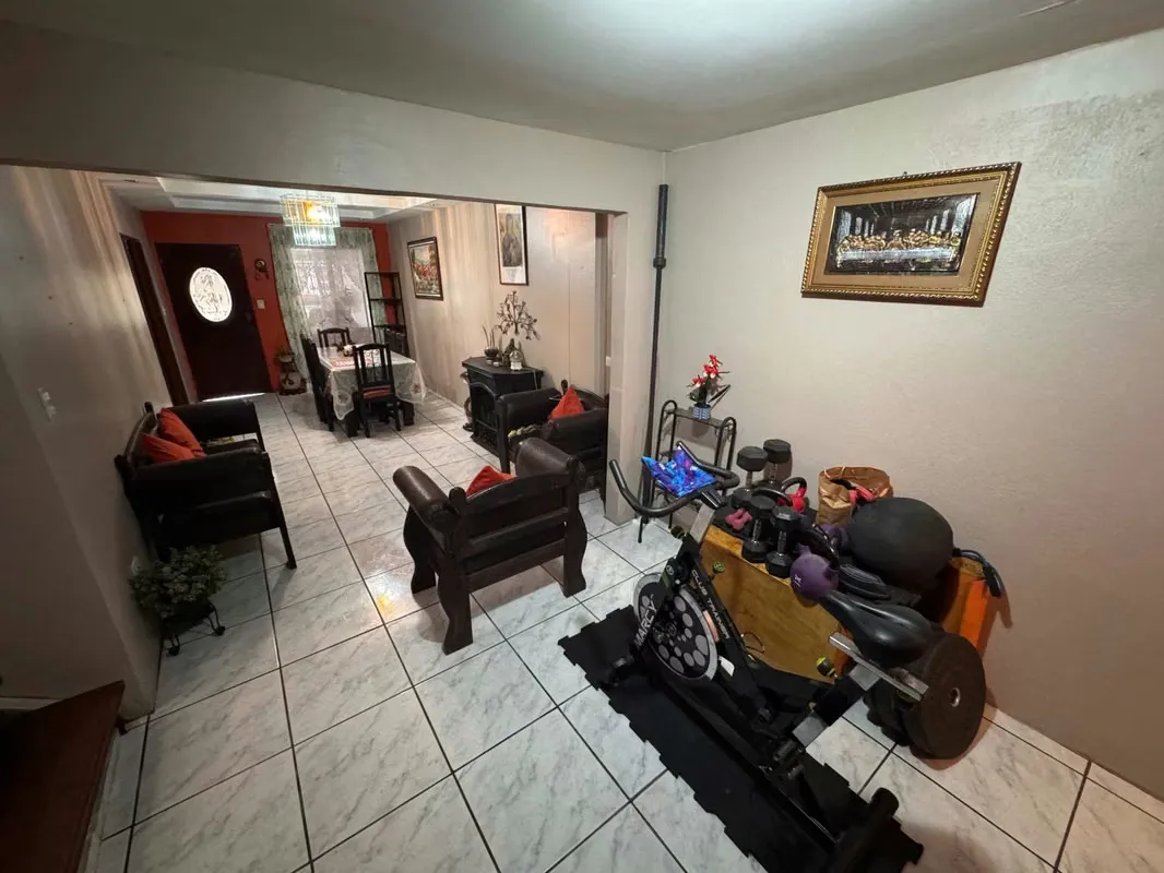 Venta de casa de dos plantas en Concepción de Tres Ríos. En primera planta cuenta con una cochera para dos vehiculos (uno grande y otro pequeño), una bodega, sala-comedor, cocina con ... — photo 2