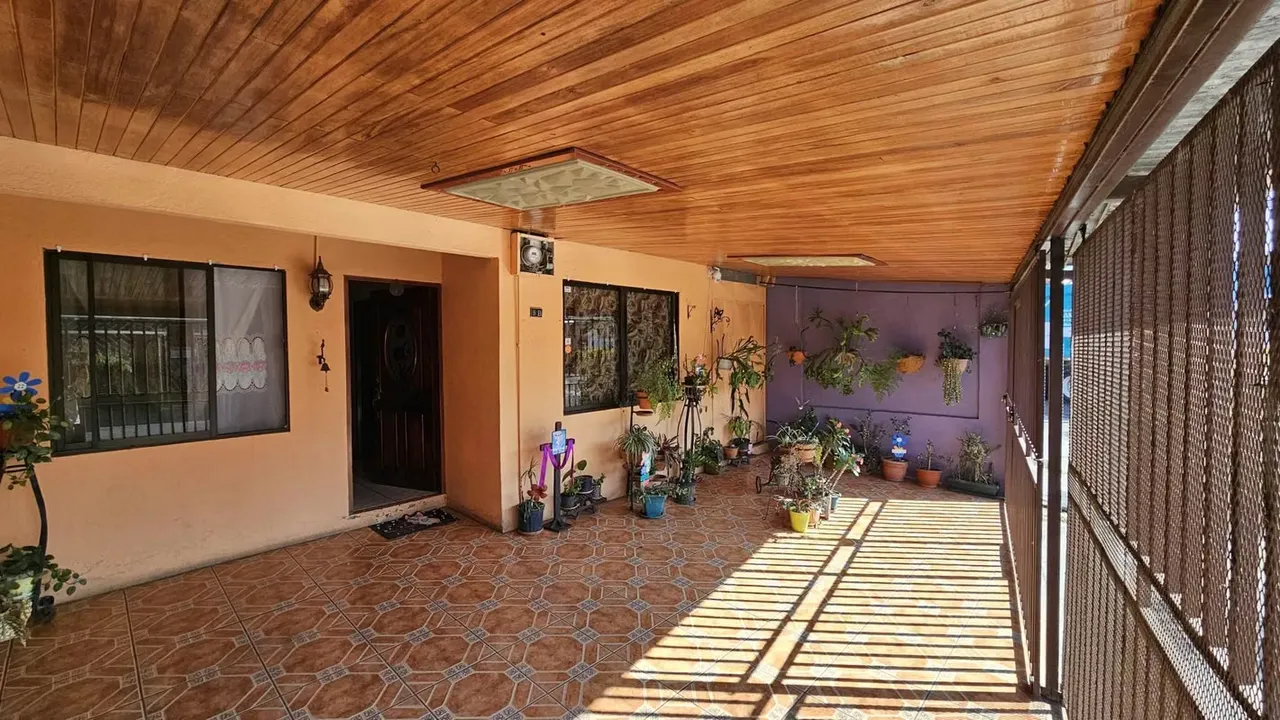 Venta de casa de dos plantas en Concepción de Tres Ríos. En primera planta cuenta con una cochera para dos vehiculos (uno grande y otro pequeño), una bodega, sala-comedor, cocina con ... — photo 3