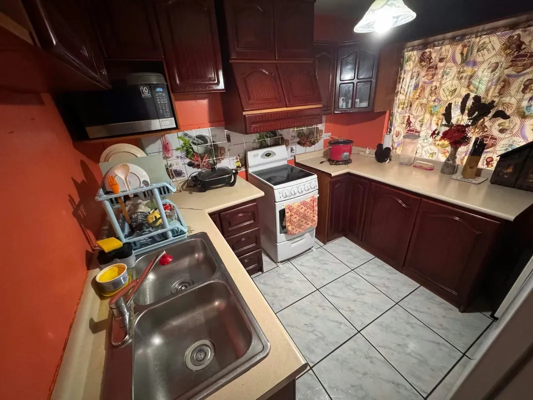 Venta de casa de dos plantas en Concepción de Tres Ríos. En primera planta cuenta con una cochera para dos vehiculos (uno grande y otro pequeño), una bodega, sala-comedor, cocina con ... — photo 5