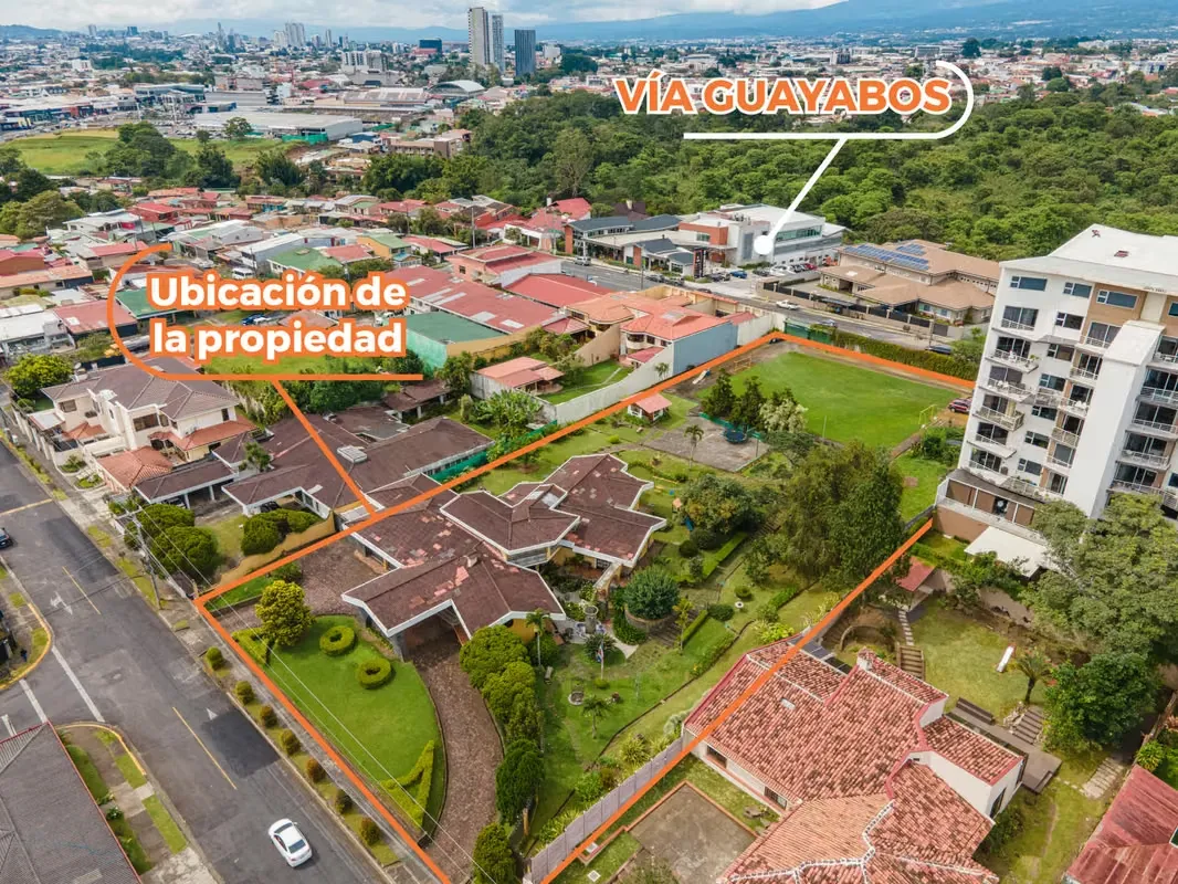 Esta propiedad cuenta con uso de suelo Mixto, La Propiedad tiene aproximadamente 30 metros de frente por 63 de fondo. La casa esta distribuida en una sola planta y un espacio muy amplio ... — photo 2