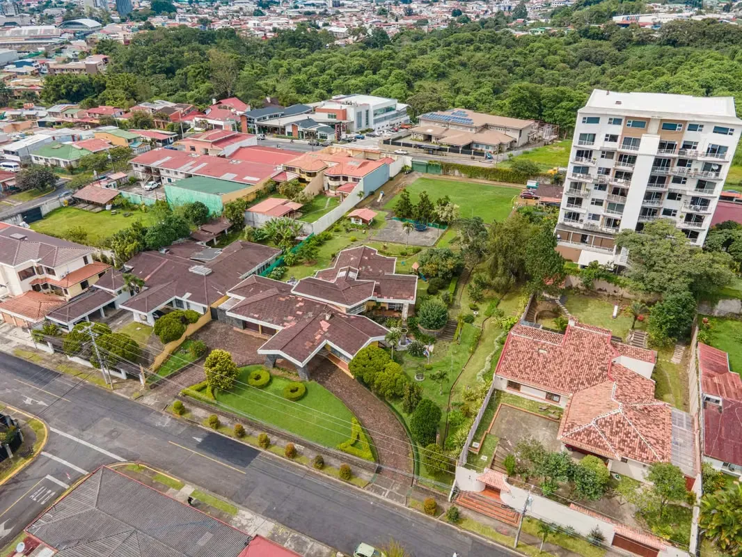 Esta propiedad cuenta con uso de suelo Mixto, La Propiedad tiene aproximadamente 30 metros de frente por 63 de fondo. La casa esta distribuida en una sola planta y un espacio muy amplio ... — photo 4