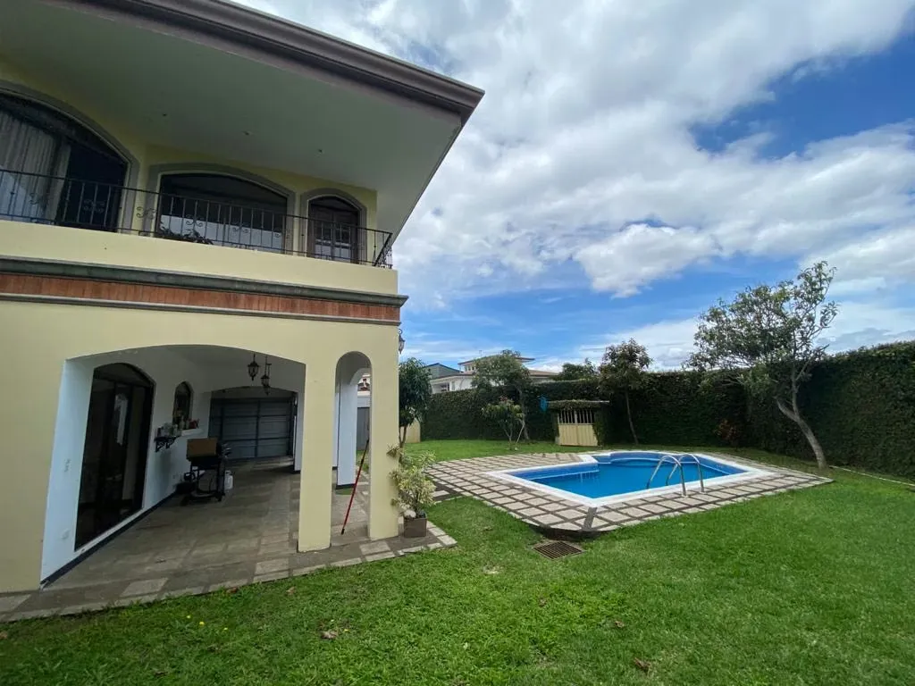 En venta de casa en condominio en Granadilla de Curridabat.