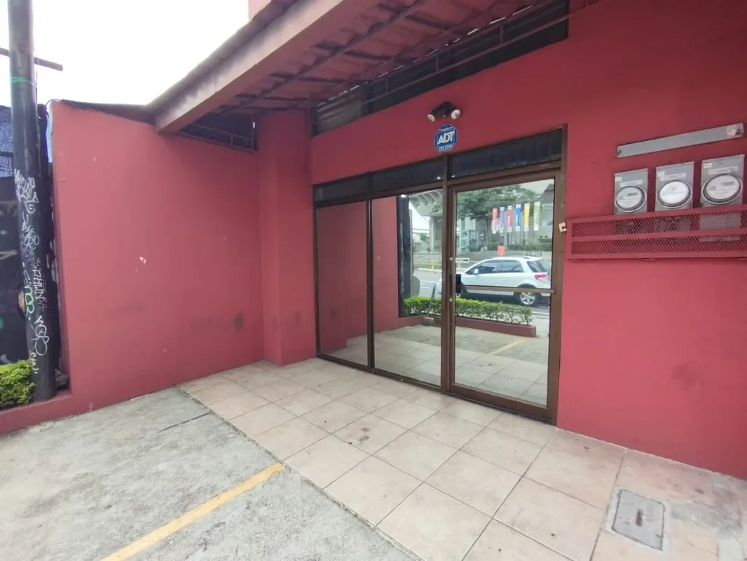 Alquiler de local comercial con alta exposición ya que se encuentra en Plaza comercial frente a calle principal de Curridabat por el sector de Freses. El local es de dos niveles, el ...