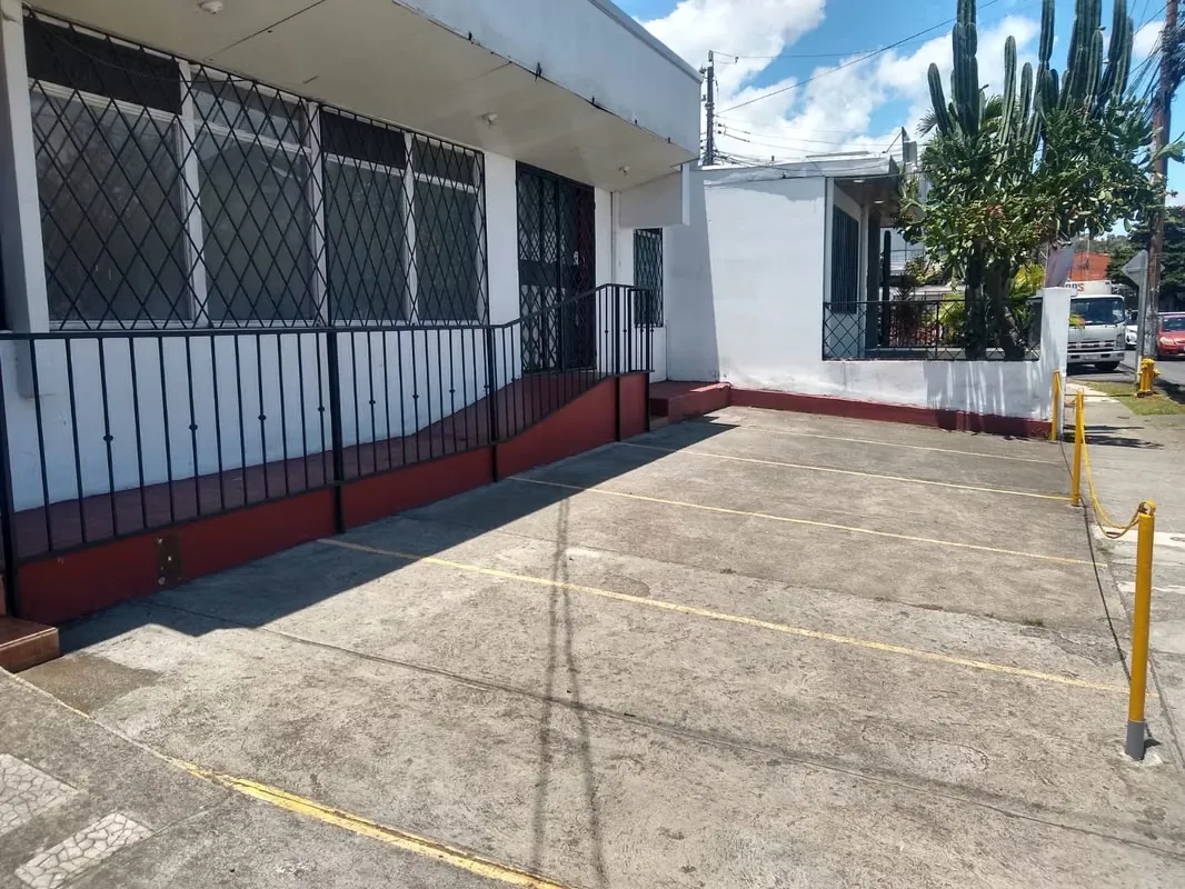 Se alquila local comercial en Mercedes de San Pedro de Montes de Oca y se ubica sobre la calle principal que comunica Sabanilla con la rotonda la Betania, lo cual lo hace un punto ... — photo 4