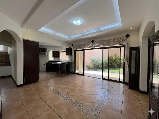 Casa en venta con seguridad 24/7 en San Pablo de Heredia