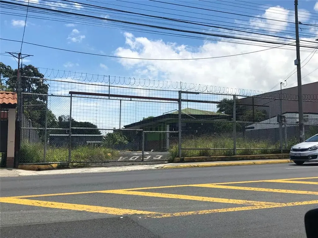 En venta lote comercial frente a calle principal en Curridabat. San Jose. Costa Rica. El lote tiene un frente de 25 metros lineales, y de fondo tiene 116 metros, apróx. Multiplaza del ...