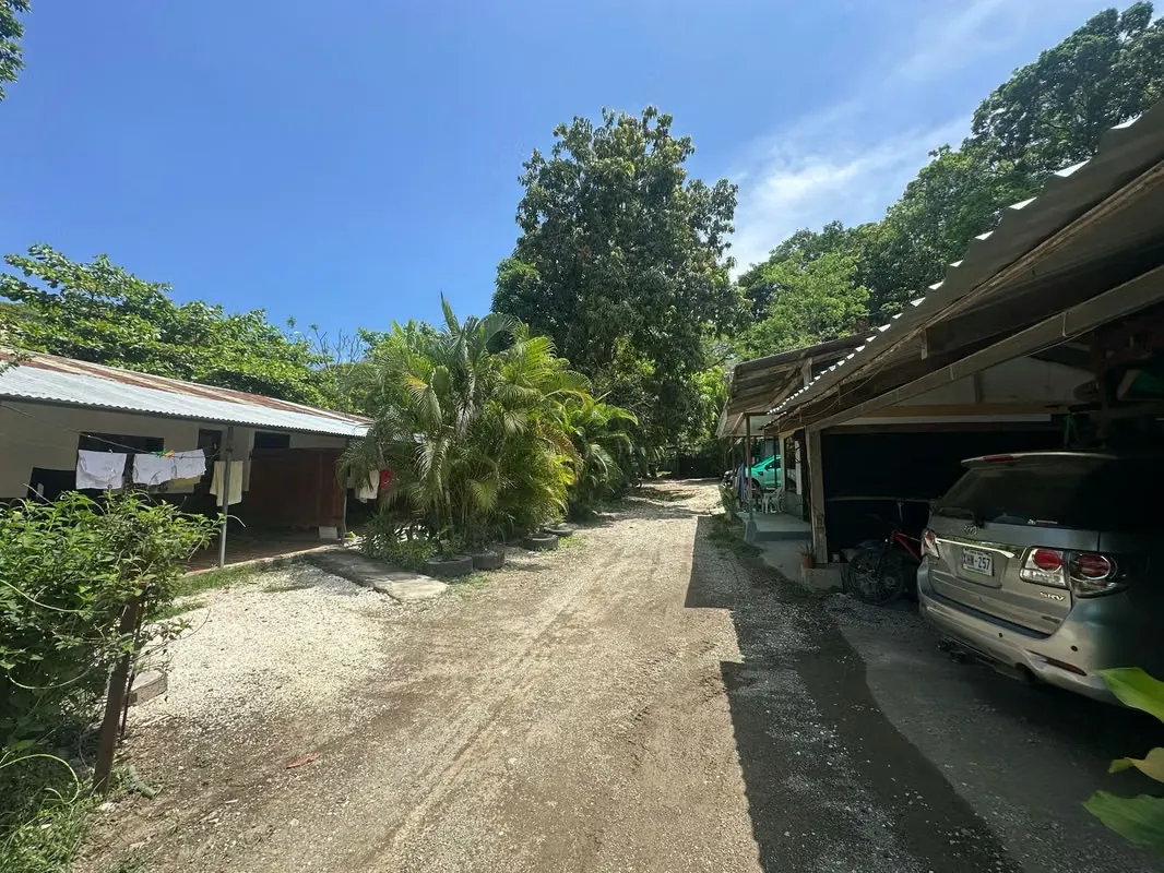 ¡Oportunidad única de inversión en Santa Teresa de Cóbano! Esta amplia propiedad mixta combina el confort residencial con el potencial comercial en una de las zonas más dinámicas ...
