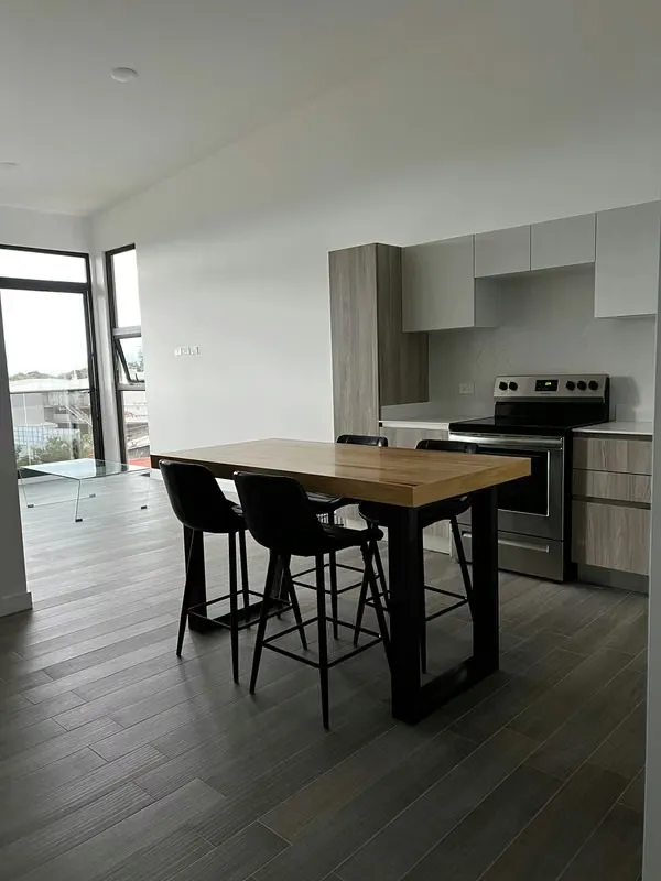Sale of a tower apartment located in Granadilla de Curridabat. It has a room, a bathroom, washing space, kitchen and integrated social area. It also has a cellar and a parking lot. The ...