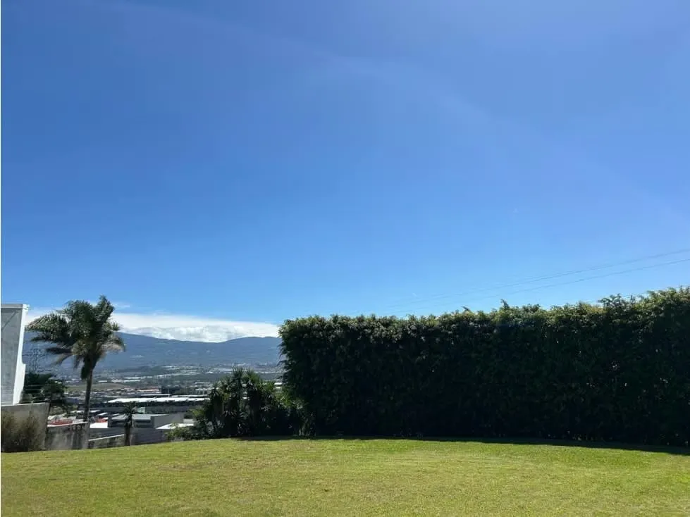 Espectacular lote 2650m2, Vista Panorámica. Guachipelin Sur. Escazu.