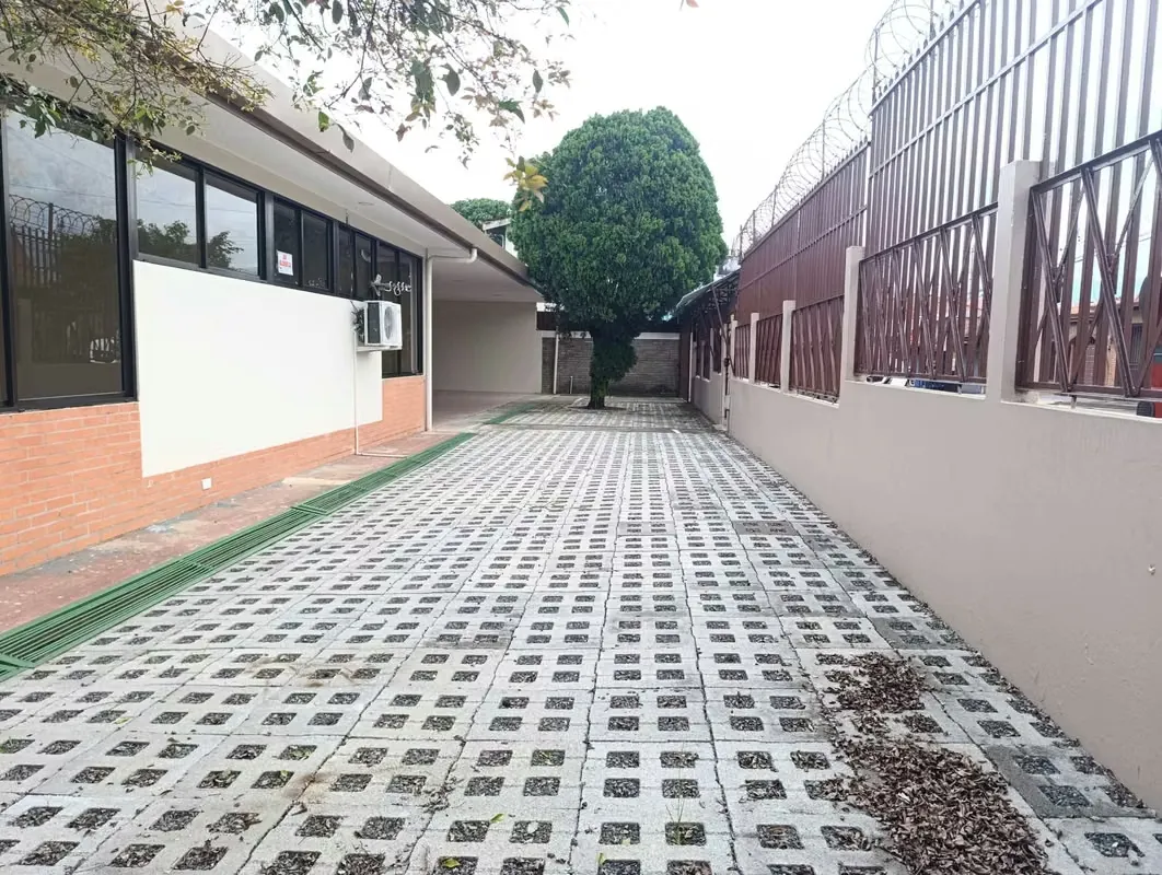 Alquiler Comercial Amplio y Versátil en El Centro de Grecia