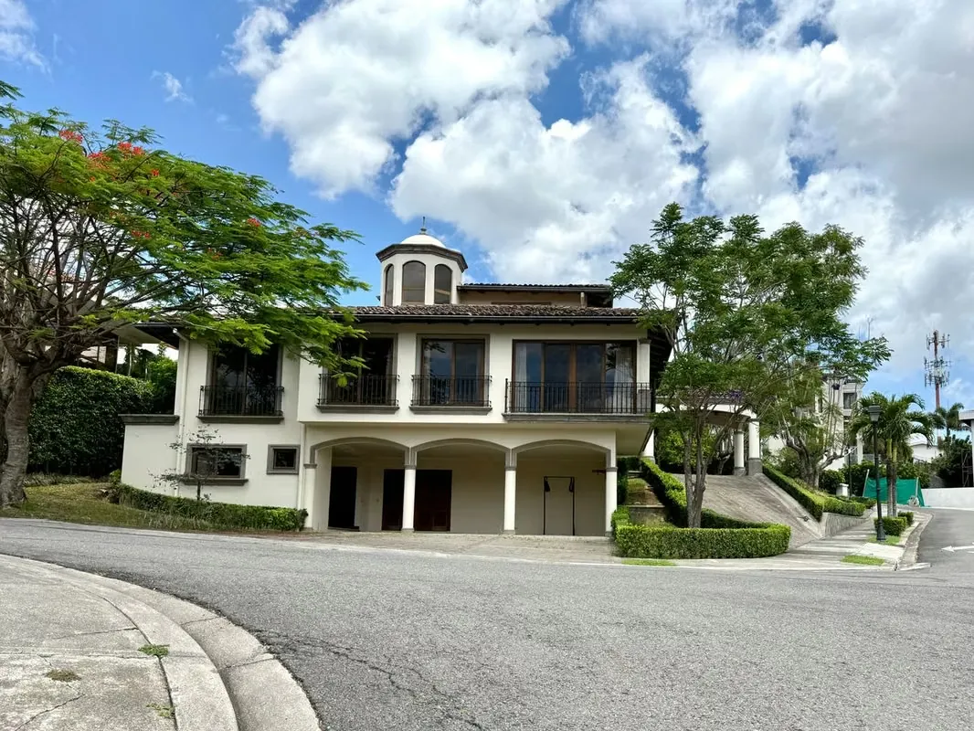 HOUSE FOR SALE IN CERRO ALTO CONDOMINIUM IN ESCAZU