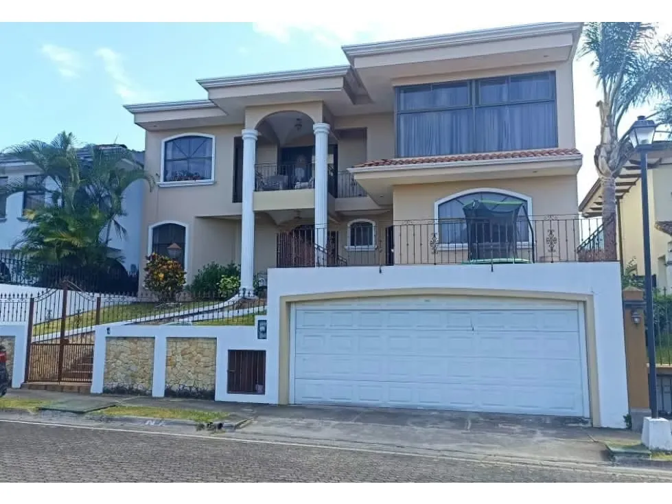 VENTA DE CASA CON PISCINA, CARIARI, BELEN 40398 (IH)