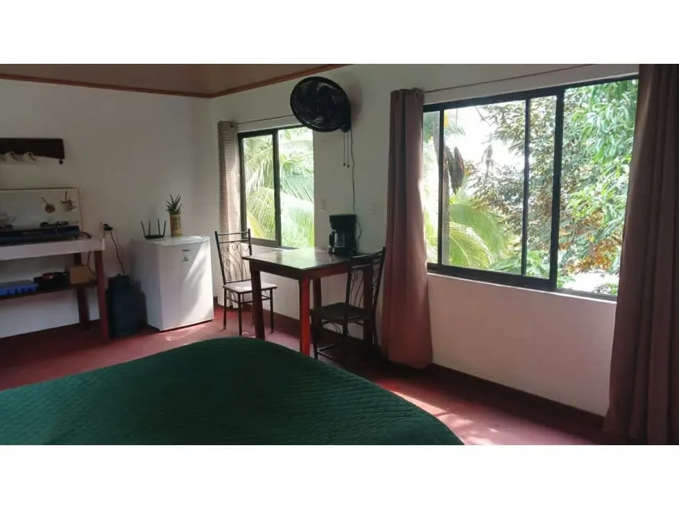 Venta de amplio terreno con apartamentos en Manuel Antonio, Quepos, Puntarenas — photo 2