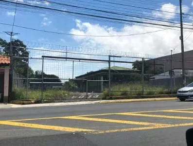 Commercial lot for sale facing the main street in Curridabat, San Jose, Costa Rica. The lot has a frontage of 25 linear meters and a depth of 116 meters, approximately. Multiplaza del ...
