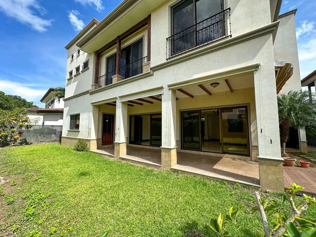 VENTA DE CASA EN HACIENDA DEL SOL CON 5 HABITACIONES