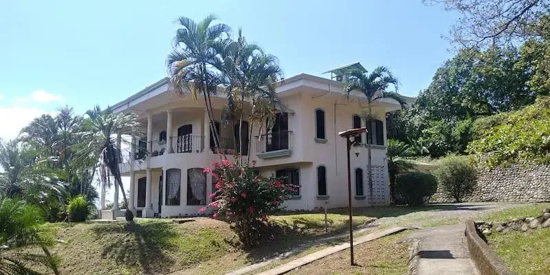 Casa Principal (327 m²): Dos plantas con acabados de calidad y una ...