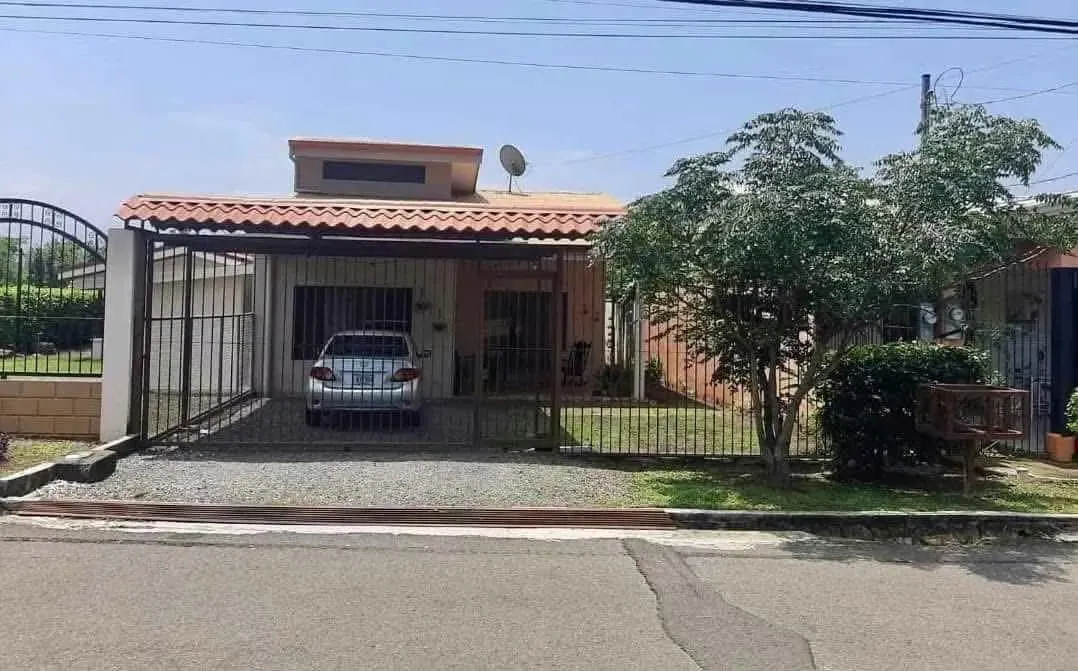 Hermosa Casa en Venta en Atenas