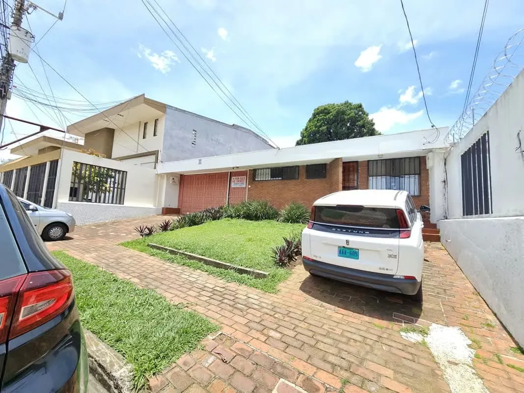 It's an excellent property of 398 m2 or a little more (a new survey is being done), with a 473 m2 lot.