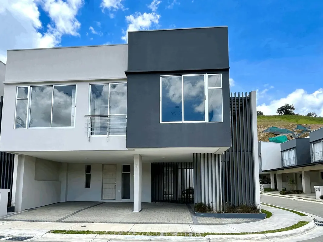 Spacious and new house for sale in Ayarco Boulevard Condominium - Curridabat