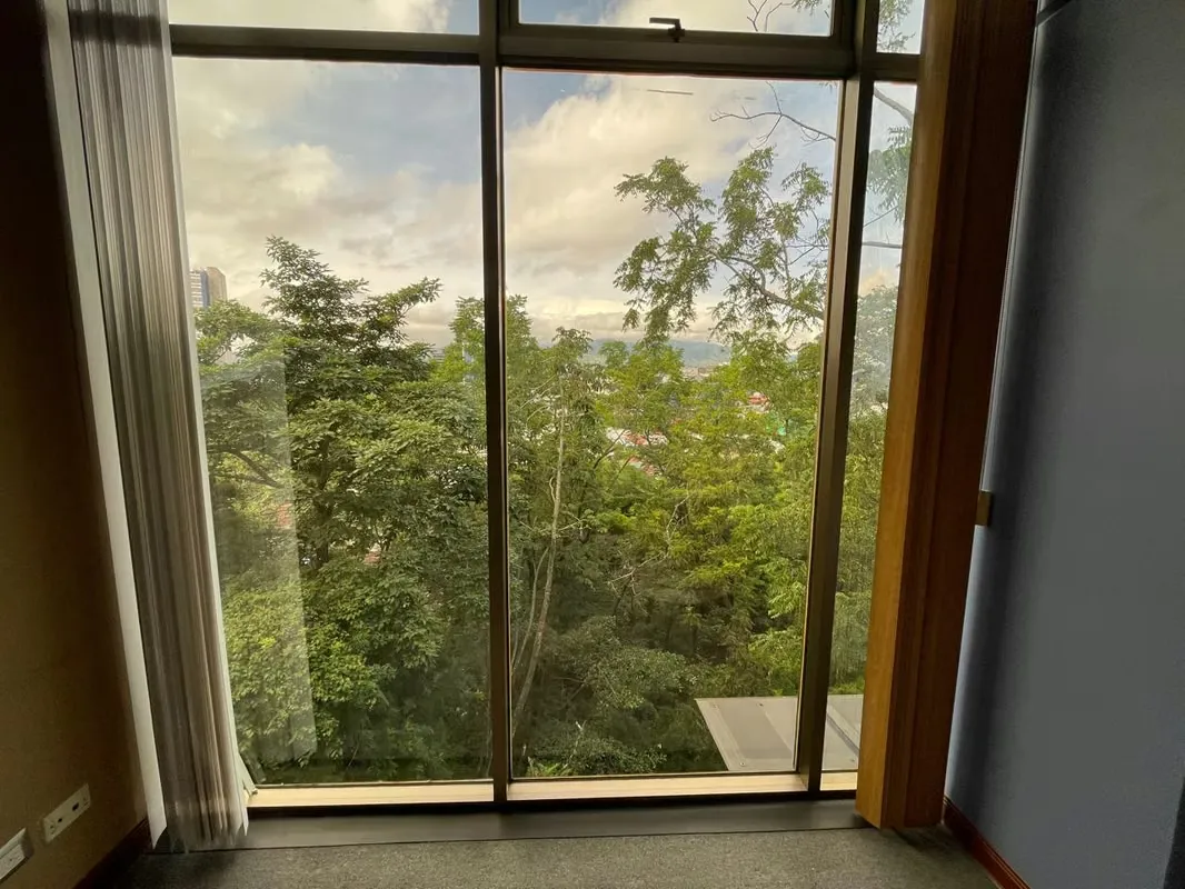 Presentamos una excelente oportunidad para empresas que buscan un espacio de trabajo de alto nivel. Ubicada en el prestigioso Oficentro Torres del Campo en San José, esta oficina de ... — photo 2