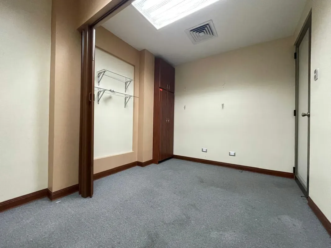 Presentamos una excelente oportunidad para empresas que buscan un espacio de trabajo de alto nivel. Ubicada en el prestigioso Oficentro Torres del Campo en San José, esta oficina de ... — photo 3