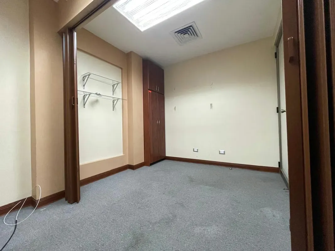 Presentamos una excelente oportunidad para empresas que buscan un espacio de trabajo de alto nivel. Ubicada en el prestigioso Oficentro Torres del Campo en San José, esta oficina de ... — photo 5