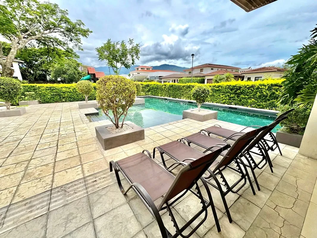 SANTA ANA LINDORA! MODERNA CASA RENOVADA DE UNA SOLA PLANTA Y AMPLIO JARDIN