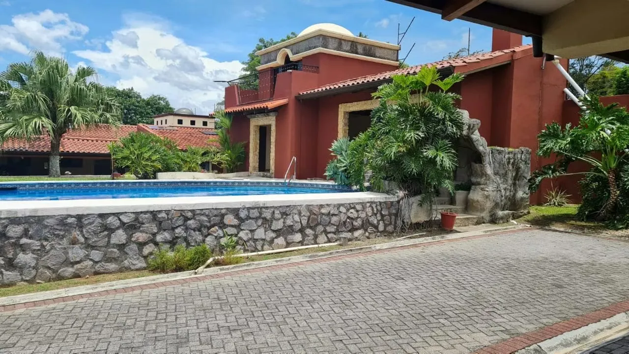 HOUSE FOR SALE IN CONDOMINIUM, SANTA ANA