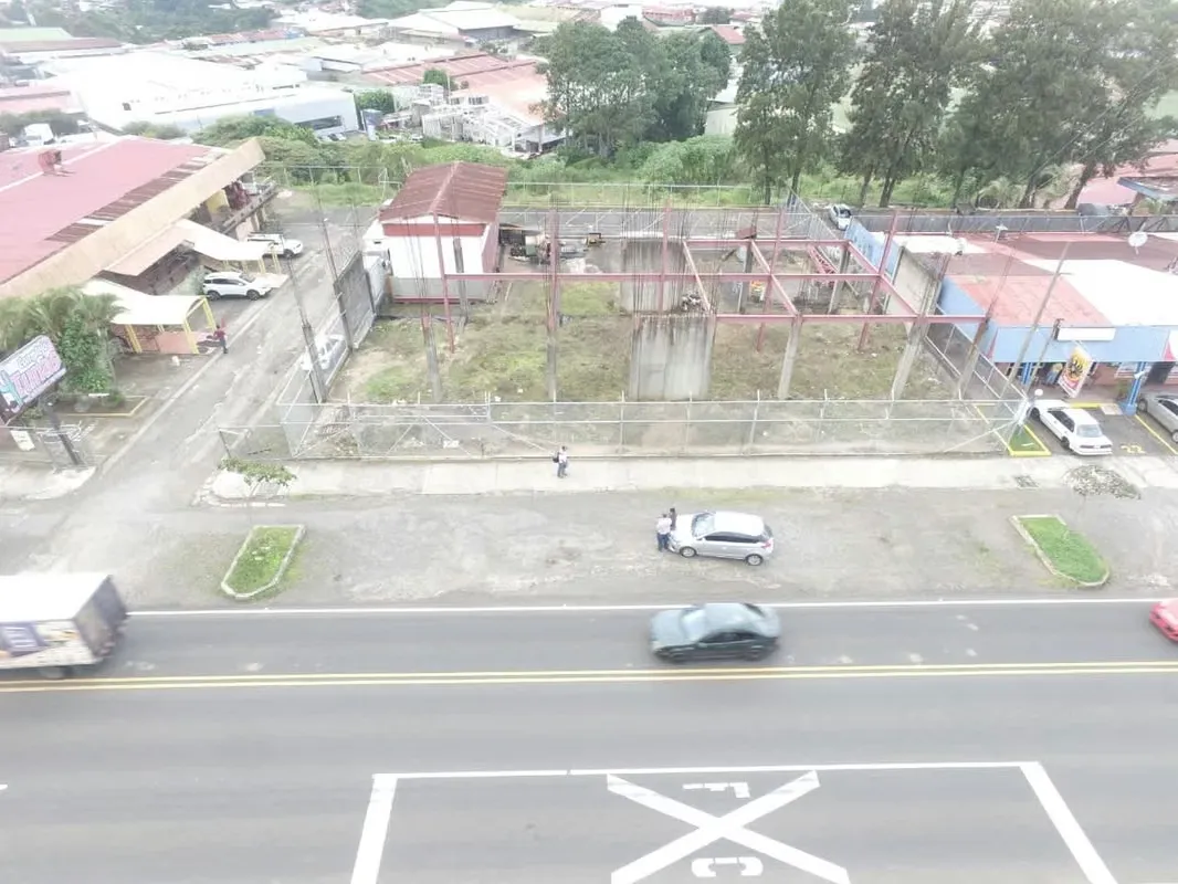 Se ofrece en alquiler amplio lote de 1,103.44 m², ideal para desarrollo comercial, residencial o de uso mixto. ...