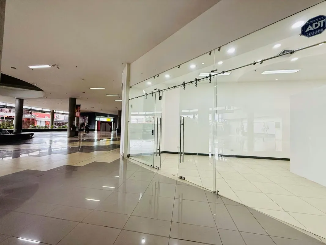 El local de 68 m2, se ubica en primera planta, en una zona de alta exposición en el centro comercial. ...