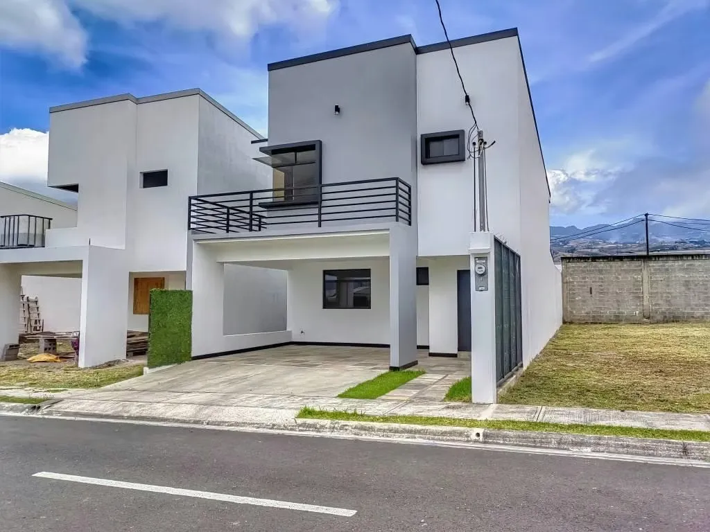 House for sale in El Cedro Condominium, La Lima, Cartago