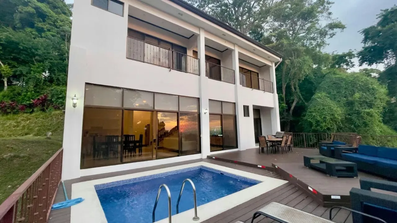 Venta de casa en Punta Leona con vista al mar -Rebajada