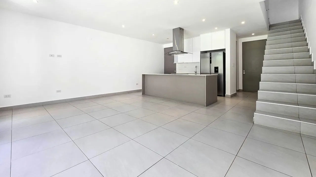 ¡Hermosa casa en alquiler en exclusivo condominio en Santa Ana!