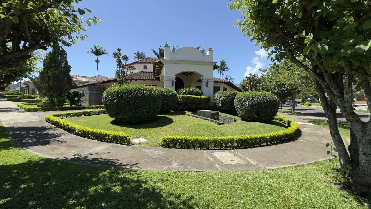 Se vende espectacular casa en Bosques de Lindora (FE)