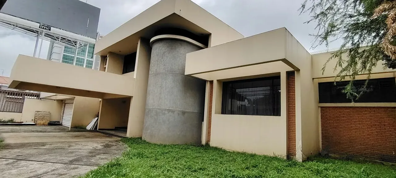 AMPLIA CASA EN VENTA – EXCELENTE UBICACIÓN - ROHRMOSER